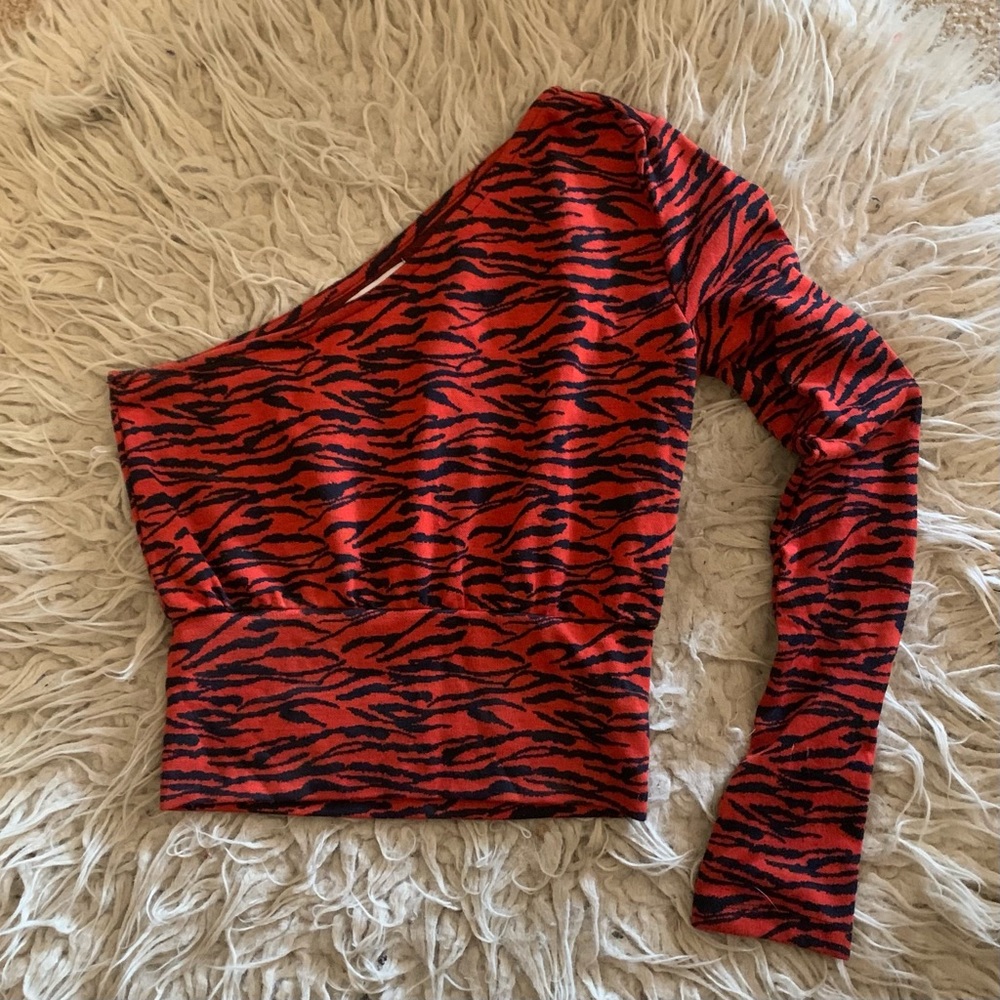 One shoulder top